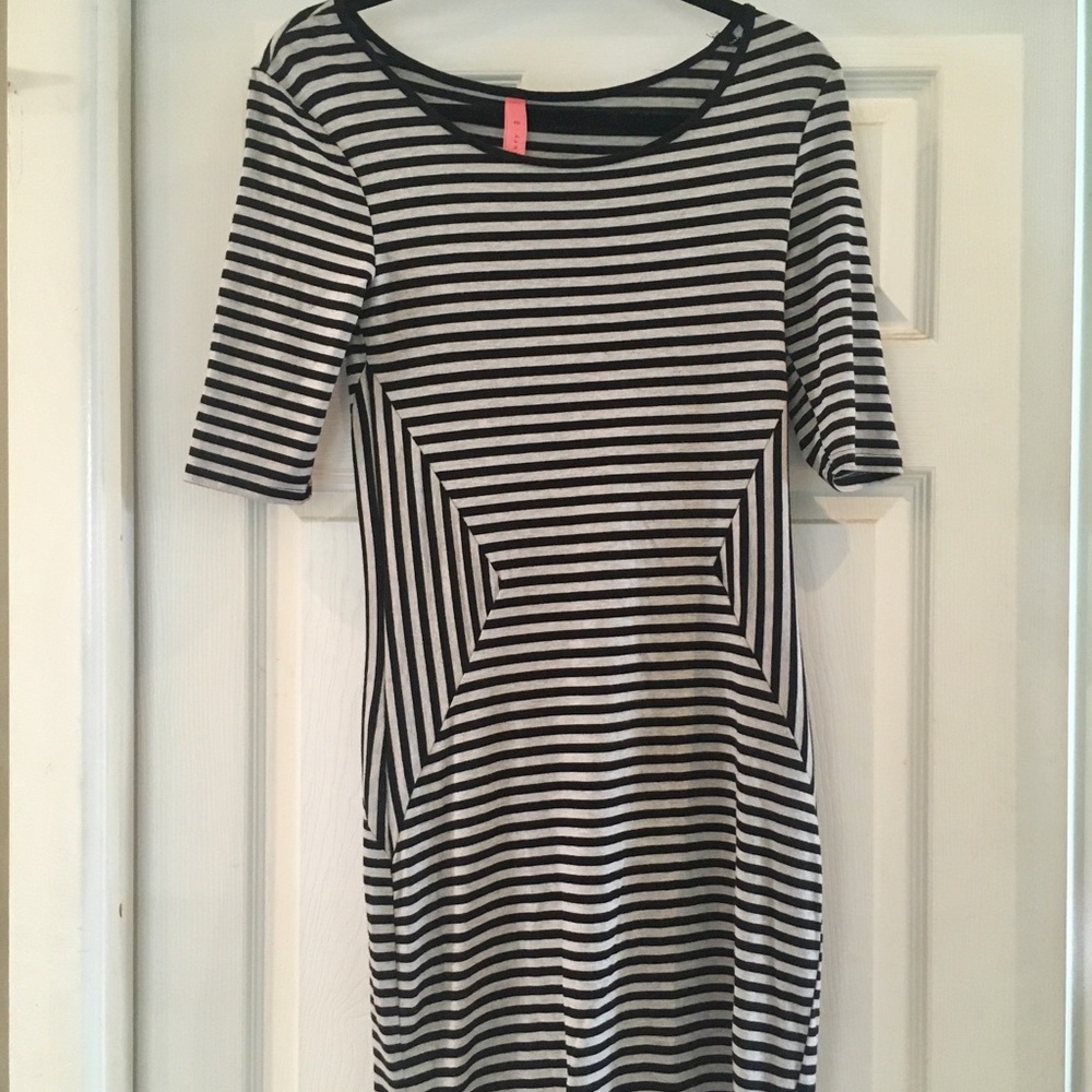 Optical illusion body con dress. Gray and black